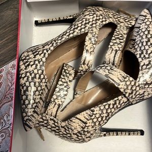 Brand new Guess staple Heels